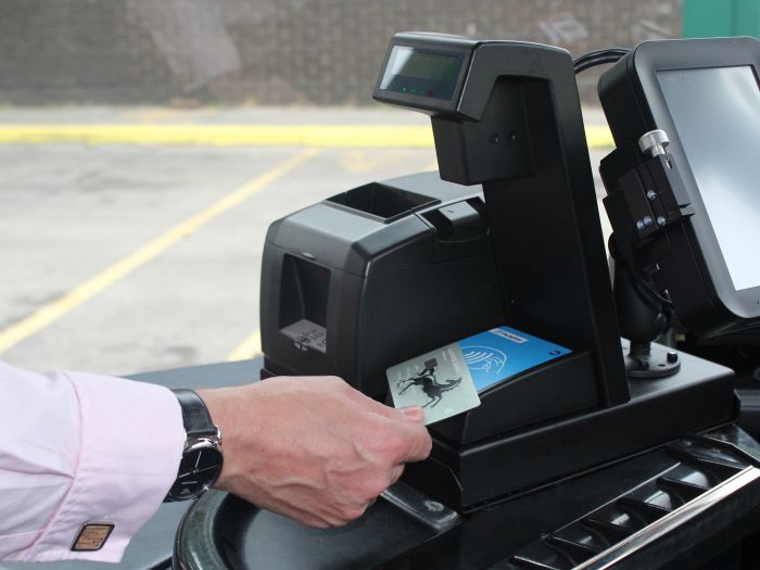 Photo of a passenger using a contactless card on-board a Damory or Touristbus